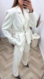 Baltas kostiumas - Image 2