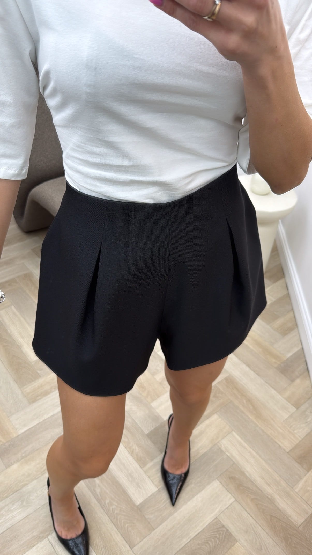 F05AEAC0-D7AF-48F0-AD2A-3350D880A1B2 Juodi šortai - Image 1