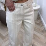 Sviesus denim dzinsai - platus modelis kremines spalvos