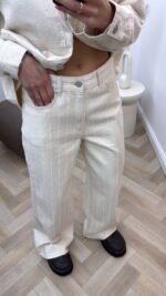 Sviesus denim dzinsai - platus modelis kremines spalvos