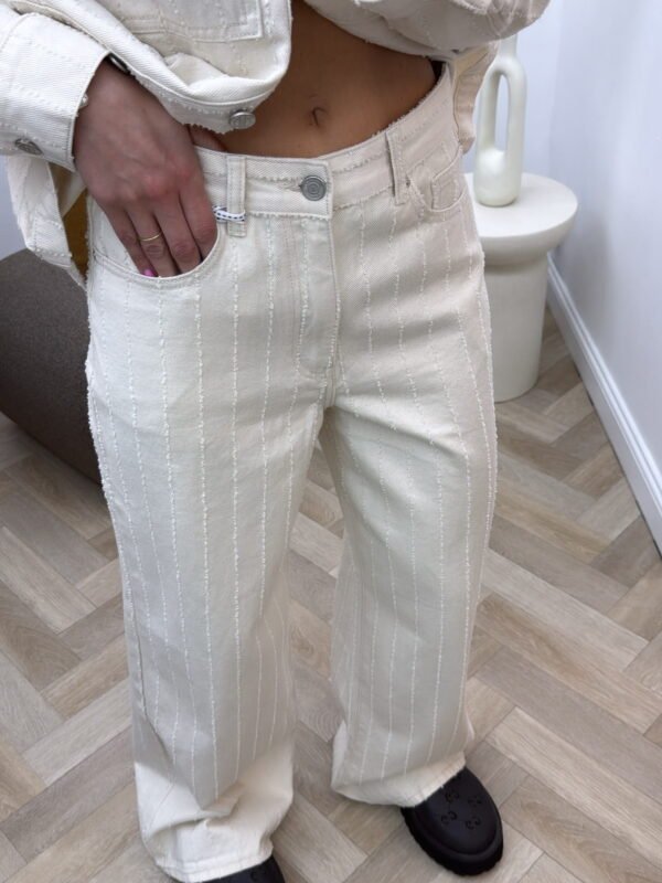 Sviesus denim dzinsai - platus modelis kremines spalvos