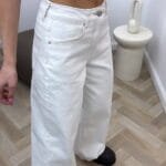 Balti džinsai rudomis siūlėmis