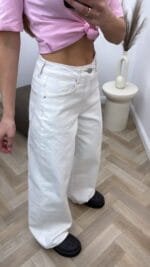 Balti džinsai rudomis siūlėmis